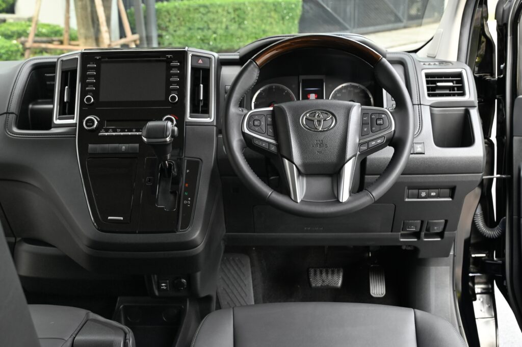 49,577 km Toyota Majesty 2.8 Grande รุ่น Top เพิ่มระบบช่วยเหลือการขับขี่ รถบ้านมือเดียวสภาพดีเยี่ยม