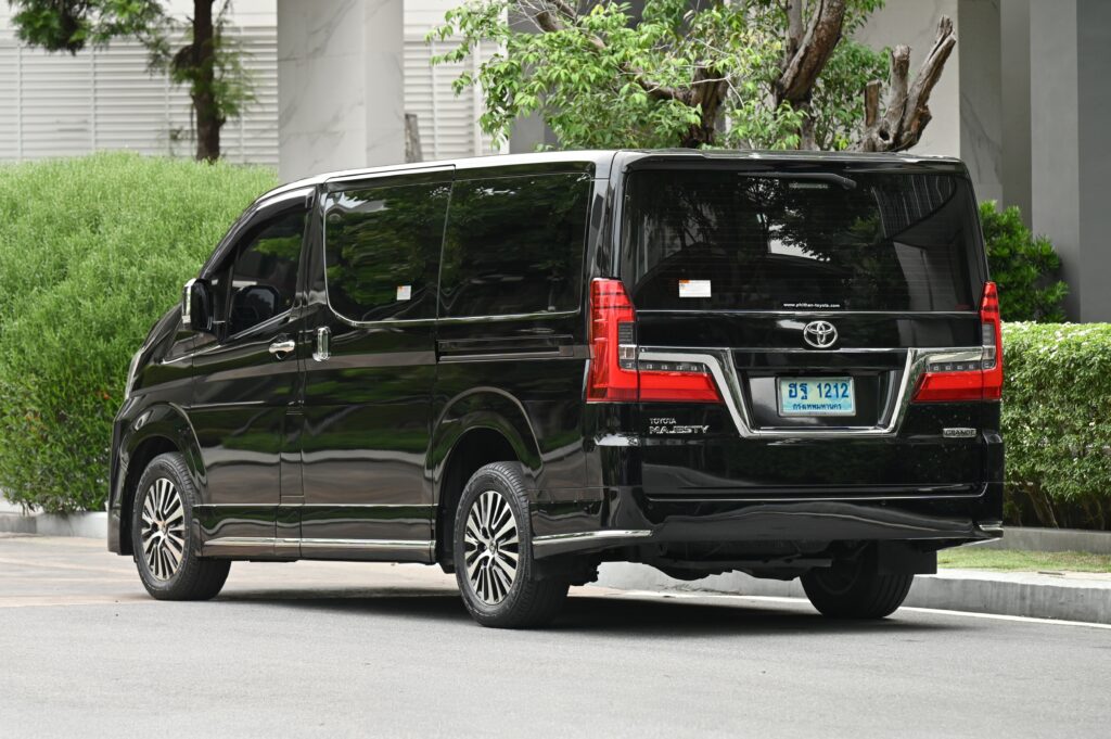49,577 km Toyota Majesty 2.8 Grande รุ่น Top เพิ่มระบบช่วยเหลือการขับขี่ รถบ้านมือเดียวสภาพดีเยี่ยม