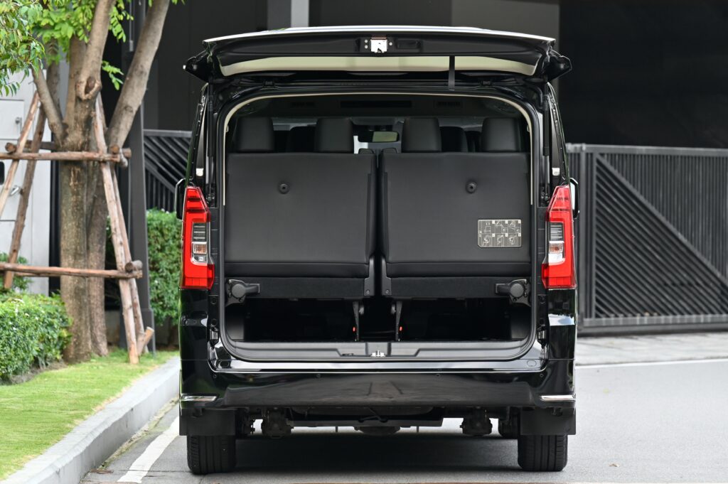 49,577 km Toyota Majesty 2.8 Grande รุ่น Top เพิ่มระบบช่วยเหลือการขับขี่ รถบ้านมือเดียวสภาพดีเยี่ยม
